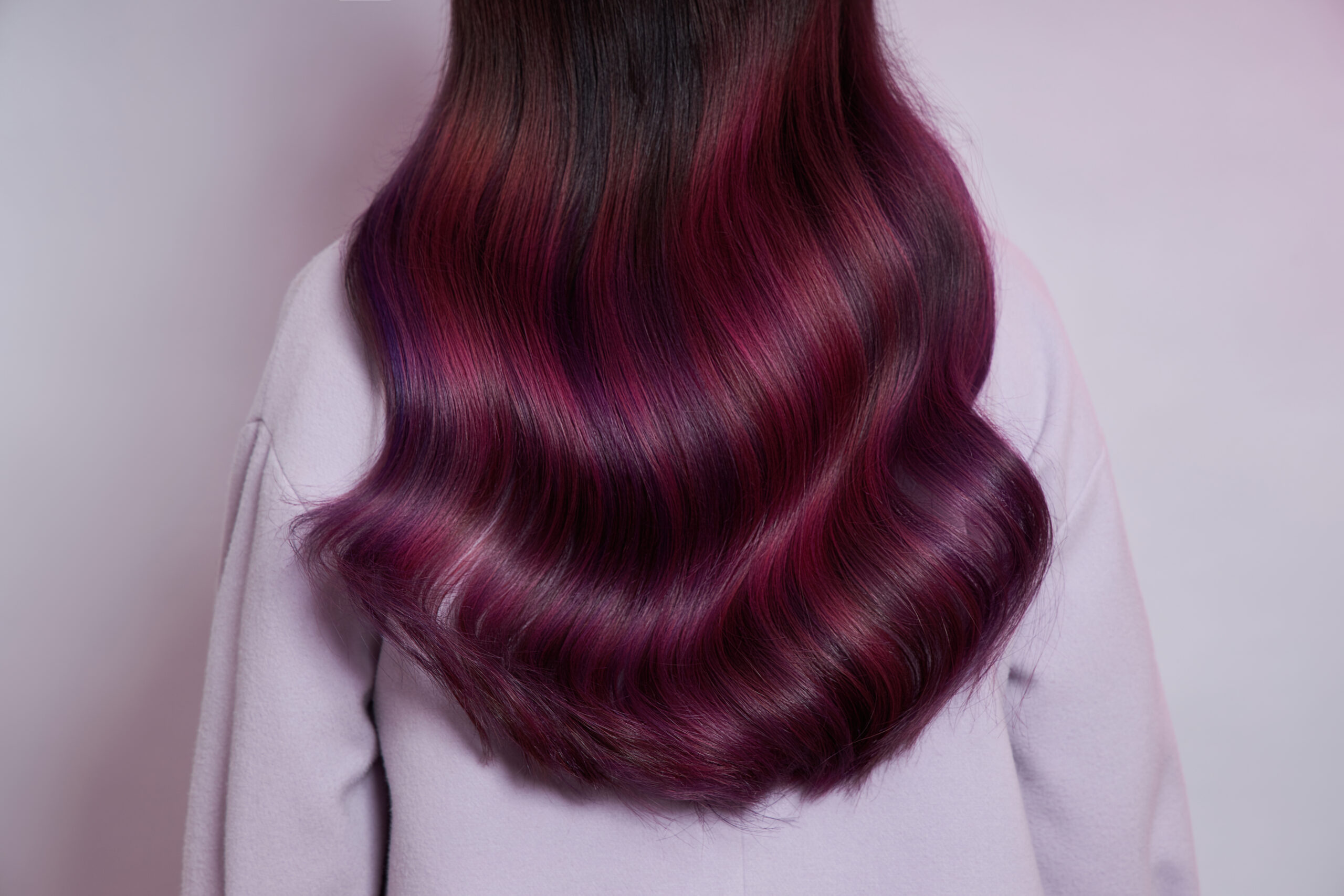 女性　紫ヘア　ロングヘア